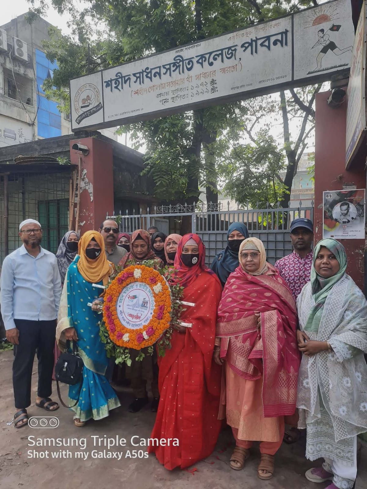 মহান স্বাধীনতা ও জাতীয় দিবস উপলক্ষ্যে পুষ্পস্তবক অর্পণ ও আলোচনা সভা।
