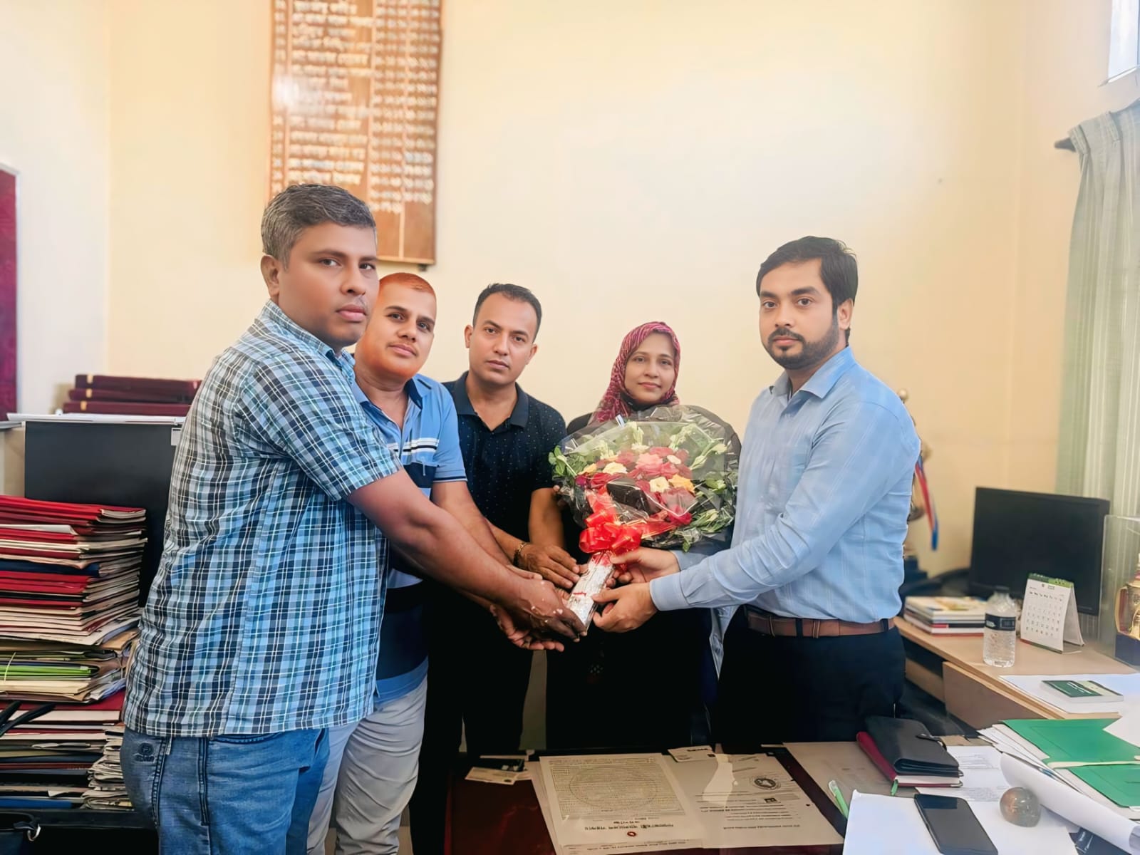 এডহক কমিটির সভাপতি জনাব মোঃ মনিরুজ্জামান কে ফুলেল শুভেচ্ছা প্রদান।